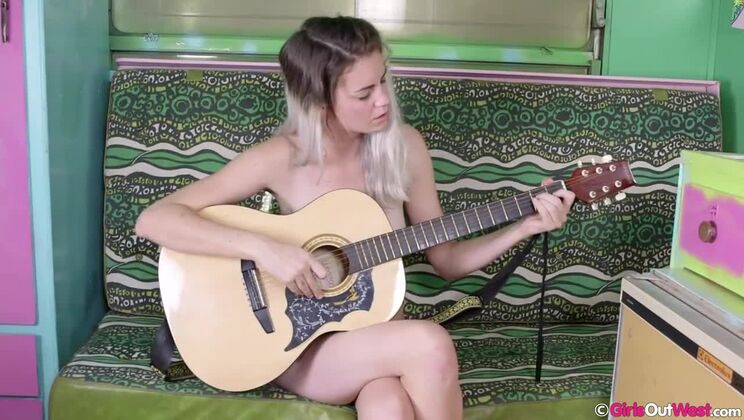 Amateur Blonde Tasmyn Plays