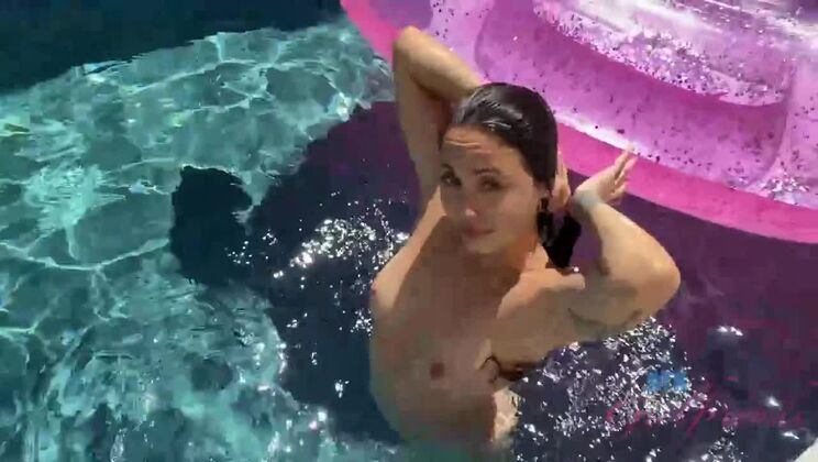 Outdoor Sex with Tattooed Amateur Mi Ha Doan