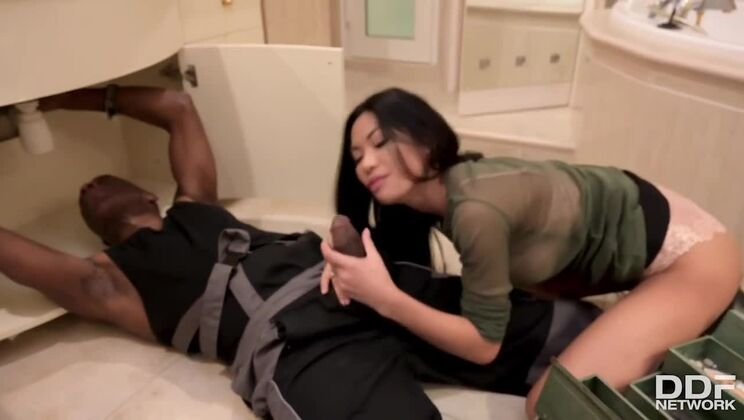 [DDFNetwork] - Polly Pons Licks Plumbers Huge Shaft - Polly Pons