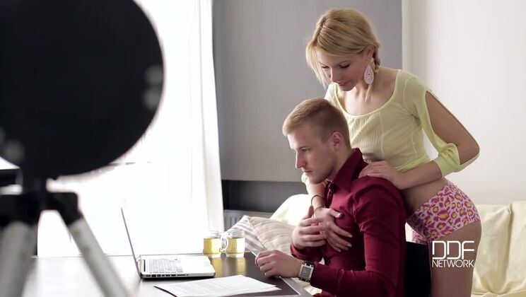 [HandsOnHardcore] - Blonde Tattoo Girl Seduces Her Boyfriend At Home - Lana Roberts