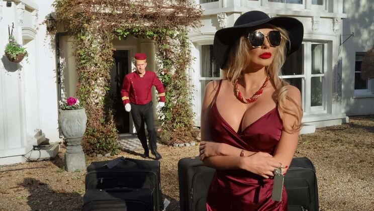 [Brazzers] - Bellhop Gets a Blowjob from Big Tits Blonde - Danny D - Amber Jayne