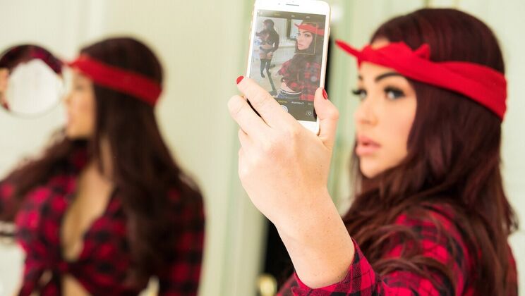 [Brazzers] - Fuck Your Own Selfie Hard - Skyla Novea - Keiran Lee