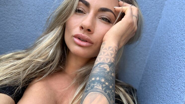 Outdoor Masturbation with Bubble Butt Blonde