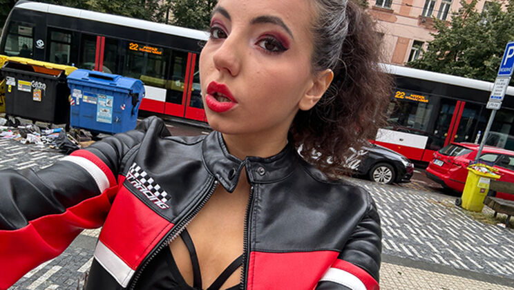 Big Tits Babe Mini Mitzi in Fetish Femdom